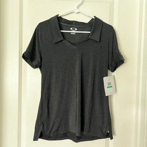 NWT Oakley ladies golf top, size large. Black with v-neck and collar.